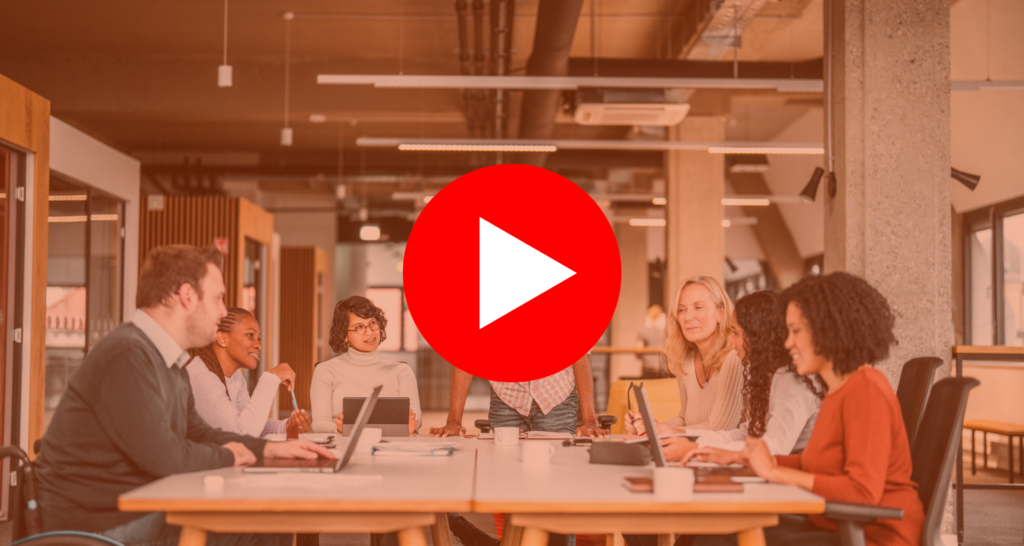 Bright open concept office. There is a work meeting being held where a group of diverse people, including a man on a wheelchair are working together. | Bureau lumineux à aire ouverte. Une réunion de travail est en cours au cours de laquelle un groupe de personnes diverses, dont un homme en fauteuil roulant, travaillent ensemble.