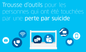 Sur un fond bleu clair, on trouve le titre de la trousse d’outils, « Trousse d’outils pour les personnes qui ont été touchées par une perte par suicide ».  En dessous, nous voyons une boîte à outils blanche. Nous voyons 8 cercles qui contiennent des images qui représentent les outils dans la boîte à outils. À gauche de la boîte à outils, nous trouvons une enveloppe bleu clair dans un cercle blanc, un téléphone blanc et une bulle de texte blanche à la place d'un cercle bleu foncé, et un symbole WIFI blanc à l'intérieur d'un cercle bleu moyen. À l'intérieur de la boîte à outils, il y a un cercle bleu foncé avec deux bulles de texte blanches et un cercle bleu moyen qui montre deux personnages bâton avec l'un mettant son bras autour de l'autre. À droite de la boîte à outils se trouve un cercle bleu foncé avec deux mains blanches qui tiennent une bulle de texte blanche (la CSMC utilise cette icône pour son mur de prévention du suicide #PartagezEspoir), un cercle bleu moyen avec un cœur blanc et un cercle avec un smartphone bleu clair.