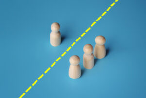 A person and a group of people are separated by a yellow line. Distrust, discrimination, quarantine. | Une personne et un groupe de personnes sont séparés par une ligne jaune. Méfiance, discrimination, quarantaine.