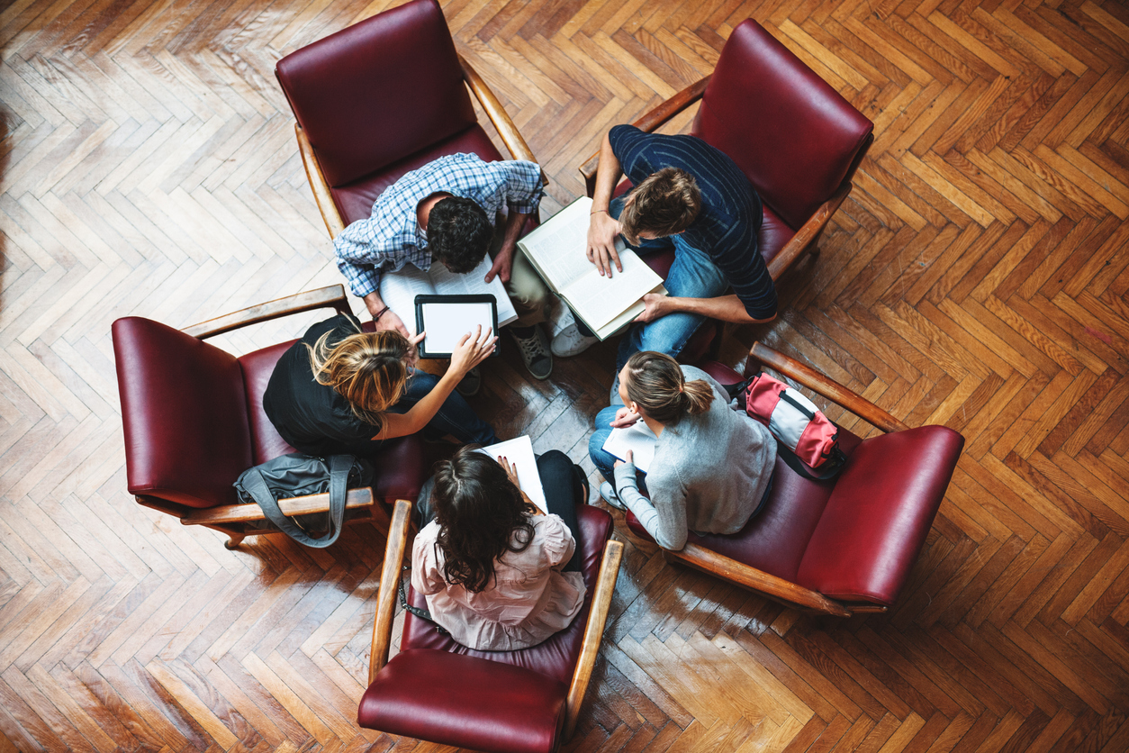 Student meeting in library - Teamwork | Réunion étudiante à la bibliothèque - Travail d'équipe