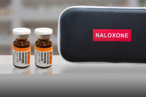 A Naloxone kit with a couple of vials at pharmacy | Un kit Naloxone avec quelques flacons à la pharmacie