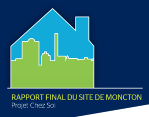Sur un fond bleu foncé, il y a le contour d'une maison. À l'intérieur de la maison se trouve une ligne d'horizon. Le ciel est bleu et les bâtiments sont verts. Sous la maison se trouve le titre du rapport, "Rapport final du site Moncton. Projet Chez Soi".