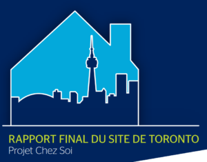 Sur un fondA bleu foncé, il y a le contour d'une maison. À l'intérieur de la maison se trouve une ligne d'horizon. Le ciel est bleu et les bâtiments sont verts. Sous la maison se trouve le titre du rapport, "Rapport final du site Toronto. Projet Chez Soi".