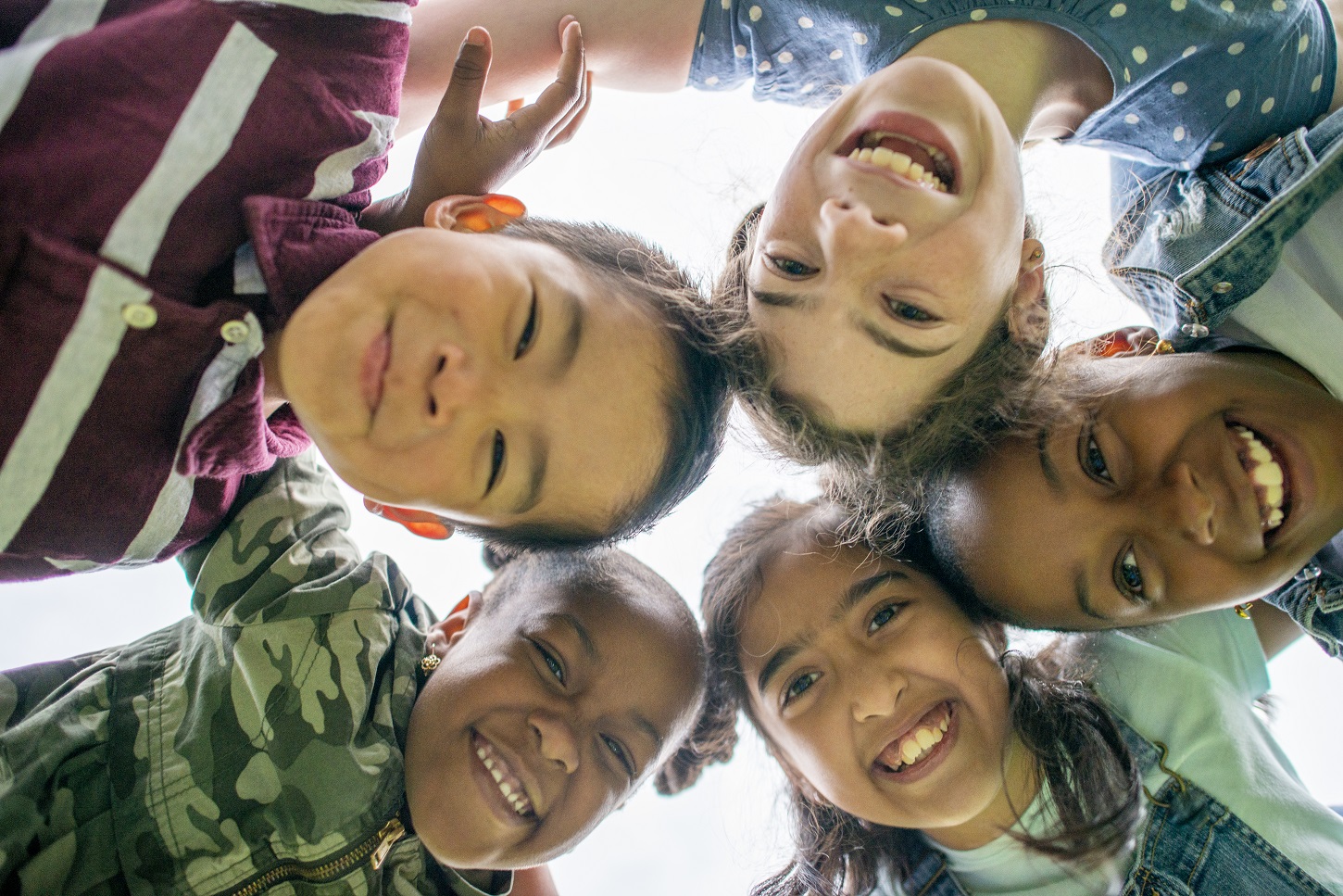 Group of smiling children looking down | Groupe d'enfants souriants regardant vers le bas