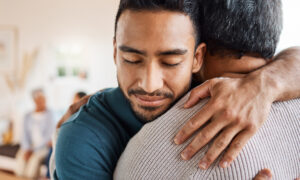 Shot of a father and son hugging at home | Photo d'un père et d'un fils qui s'embrassent à la maison