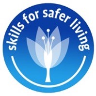 L'image de marque de la programme Skills for Safer Living | Logo of the Skills for Safer Living program, which is a blue circle with white text around the top arc and a white flower in the centre.
