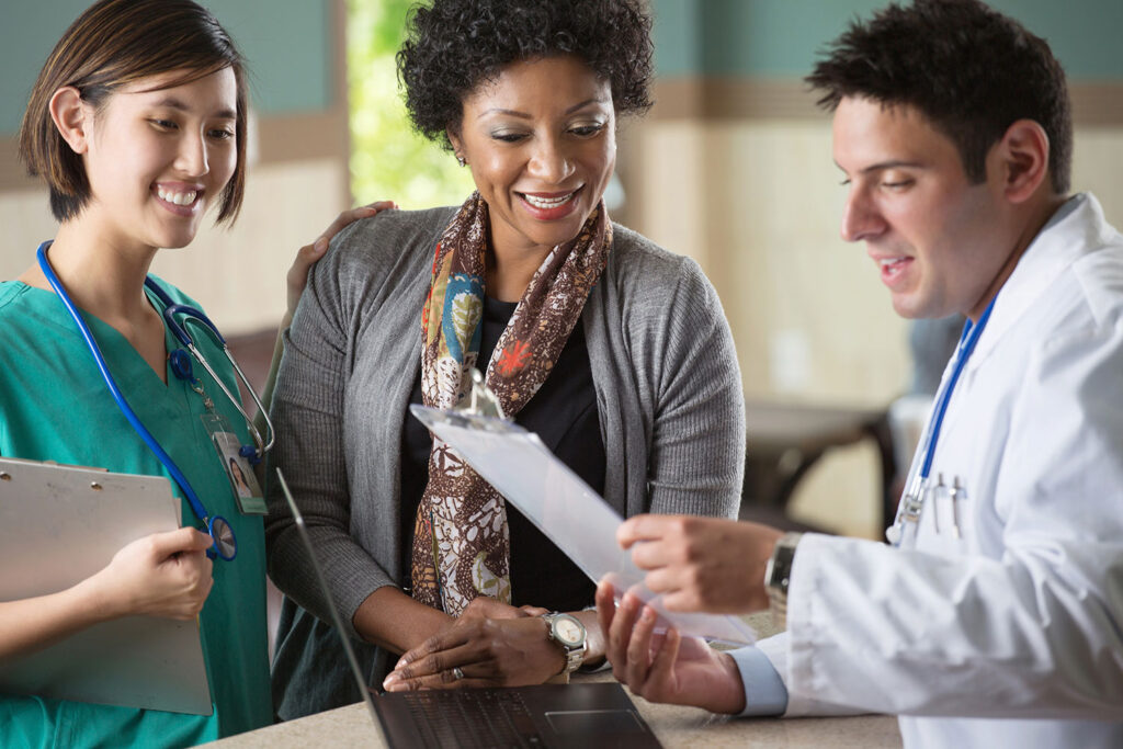 A physician and a health-care administrator having a conversation | Un médecin et une administratrice des soins de santé en plein conversation