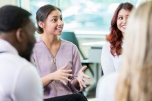 Businesswoman shares ideas during meeting | La femme d'affaires partage des idées pendant la réunion