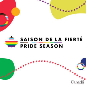 Image avec fond blanc avec des formes pop art colorées sur son contour. Une feuille d'érable aux couleurs de l’arc-en-ciel du drapeau de la Fierté progressiste, soit le noir, le brun, le bleu pâle, le rose pâle, le blanc, le rouge, l'orange, le jaune, le vert, le bleu et le violet, et les mots Saison de la Fierté Pride Season apparaissent au milieu. Le mot-symbole Canada se trouve dans le coin inférieur droit.