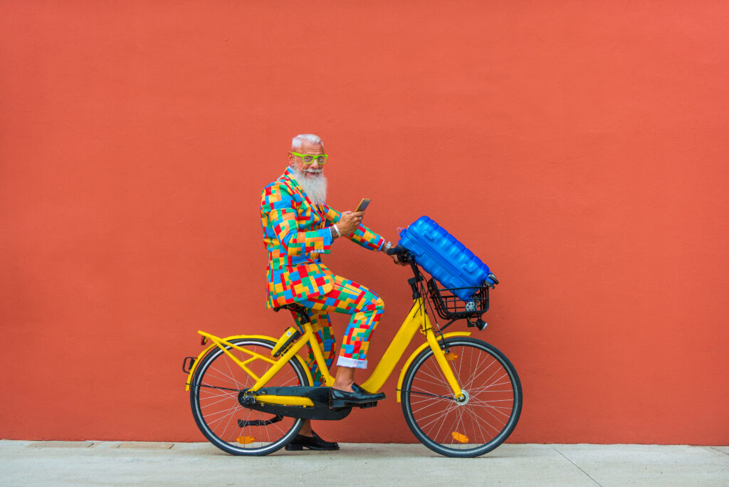 Hipster senior man on bicycle with extravagant style portrait | Homme senior hipster à vélo avec portrait de style extravagant