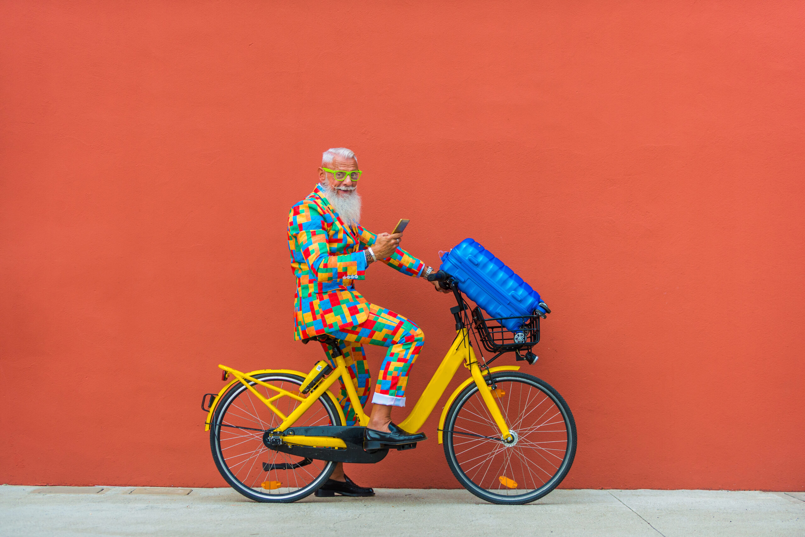 Hipster senior man on bicycle with extravagant style portrait | Homme senior hipster à vélo avec portrait de style extravagant