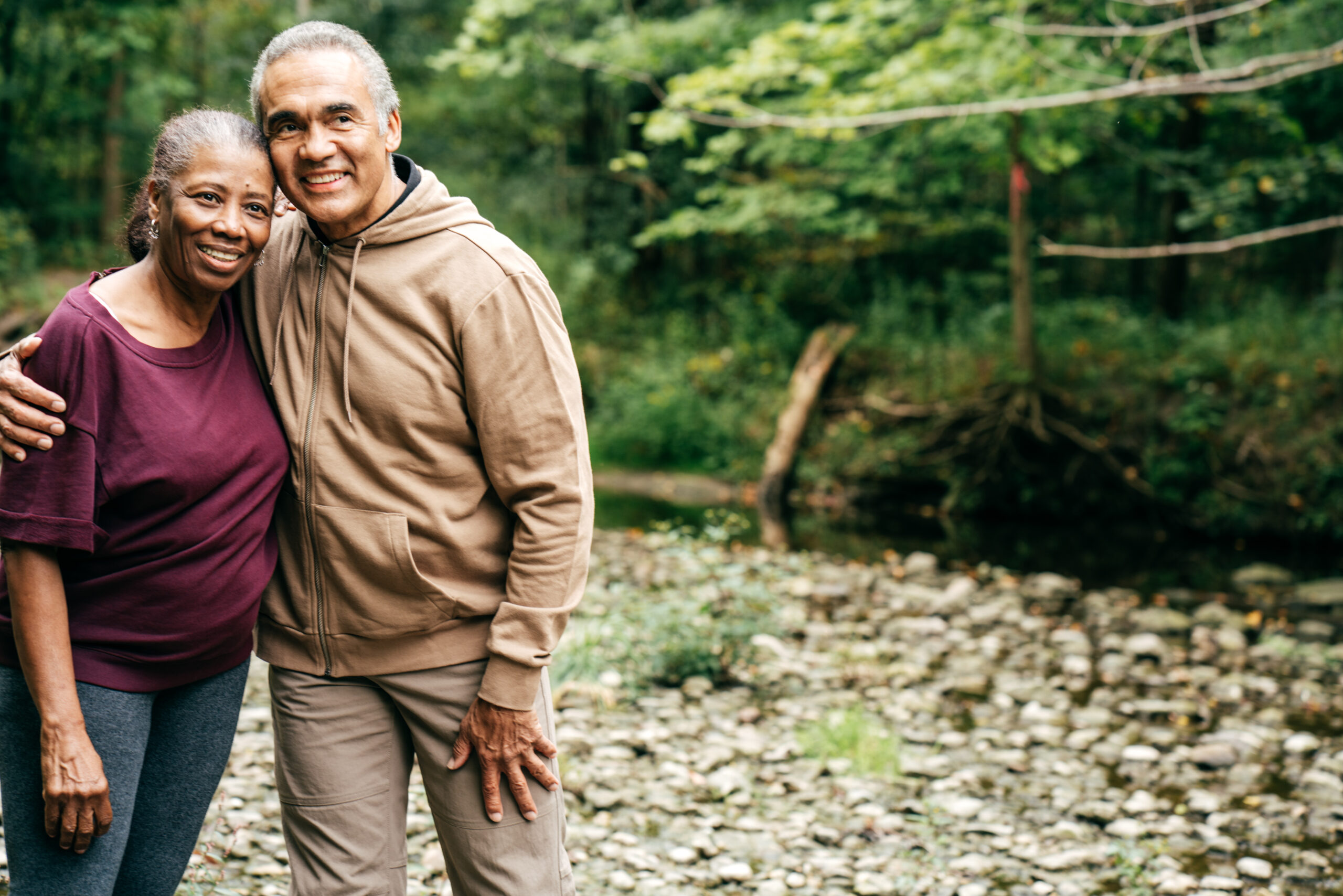 Active seniors walking in the park. | Les personne agées actifs marcher dans la parc.