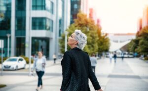 uisnesswoman outdoors looking up