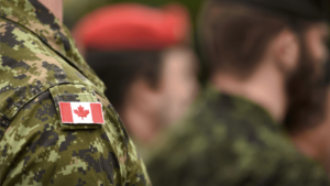 Un drapeau canadien sur l'épaule d'un soldat
