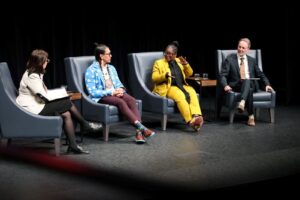 Quelle ampleur la stigmatisation peut-elle prendre? Dre Notisha Massaquoi répond à Dre Eileen de Villa alors que Dr James Makokis (deuxième à partir de la gauche) et Michel Rodrigue (à droite) écoutent.