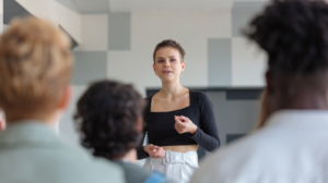 Une femme se présente devant ses pairs﻿