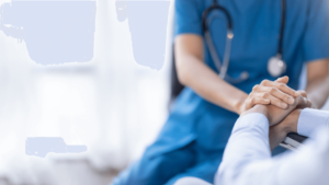 Un médecin et un patient se tenant la main