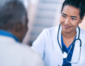 Un jeune médecin souriant à un patient
