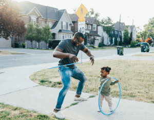 Un parent et son enfant jouant dans leur jardin