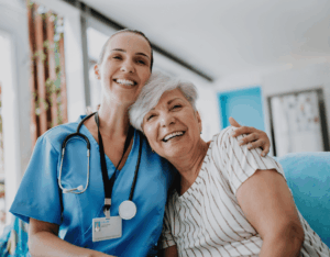 Un médecin et un patient sourient à l'appareil photo